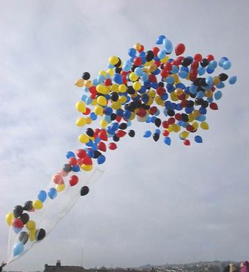 200 adet renkli uçan balon bırakma