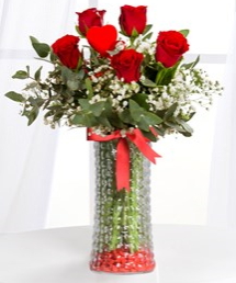 Cam vazoda 5 adet kırmızı gül kalp çubuk Ankara ucuz çiçek gönder