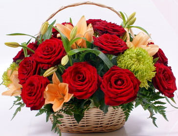 11 kırmızı gülden ve kır çiçeklerinden sepet çiçeği Ankara çiçek satışı